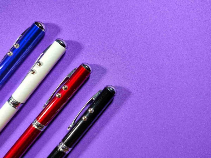 Kaip efektyviai reklamuoti savo prekės ženklą naudojant rašiklius su logotipu