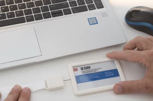 BINO ID ženklelio dėklas - BALTAS