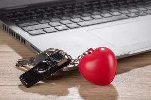 LOVE antistresinis raktų pakabukas - Raudona