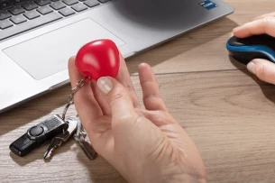 LOVE antistresinis raktų pakabukas - Raudona