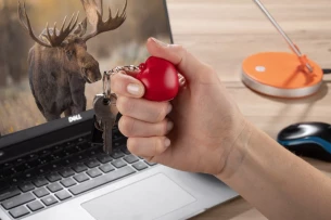 LOVE antistresinis raktų pakabukas - Raudona